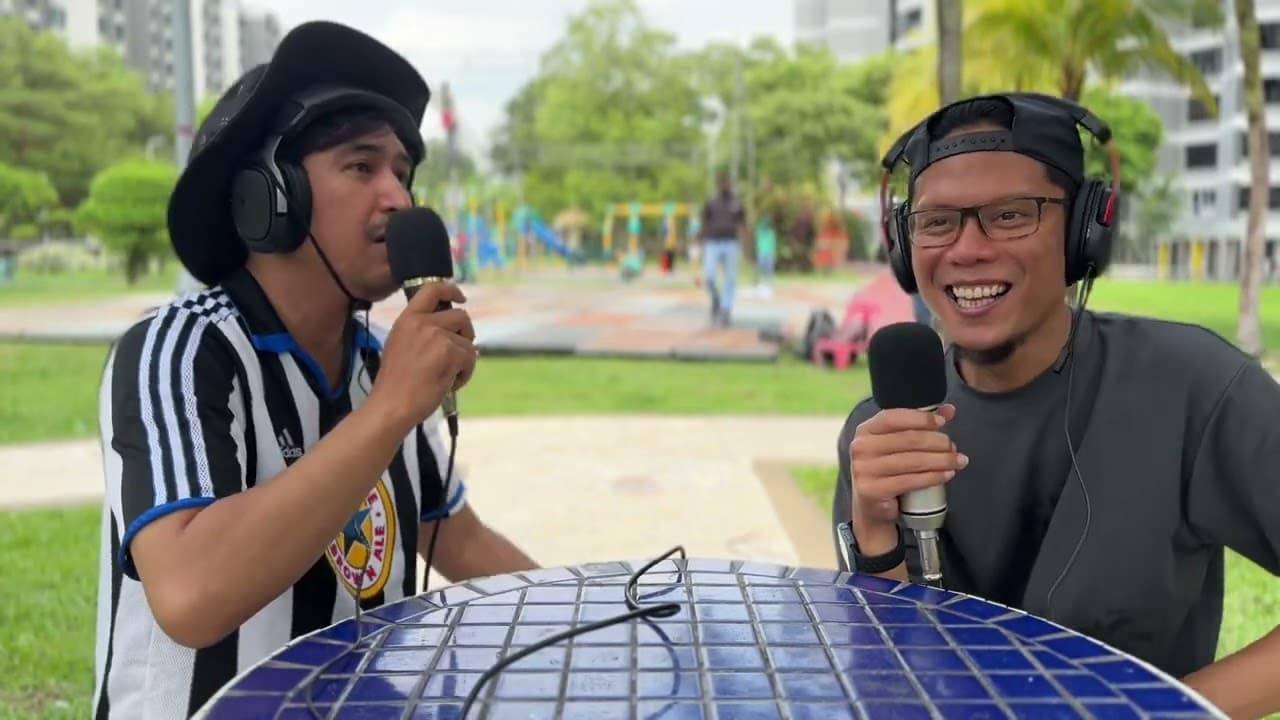 Aku Rilek Jer hosts